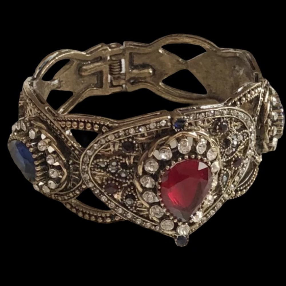 V 750k Filled Moroccan Bracelet Rhinestones